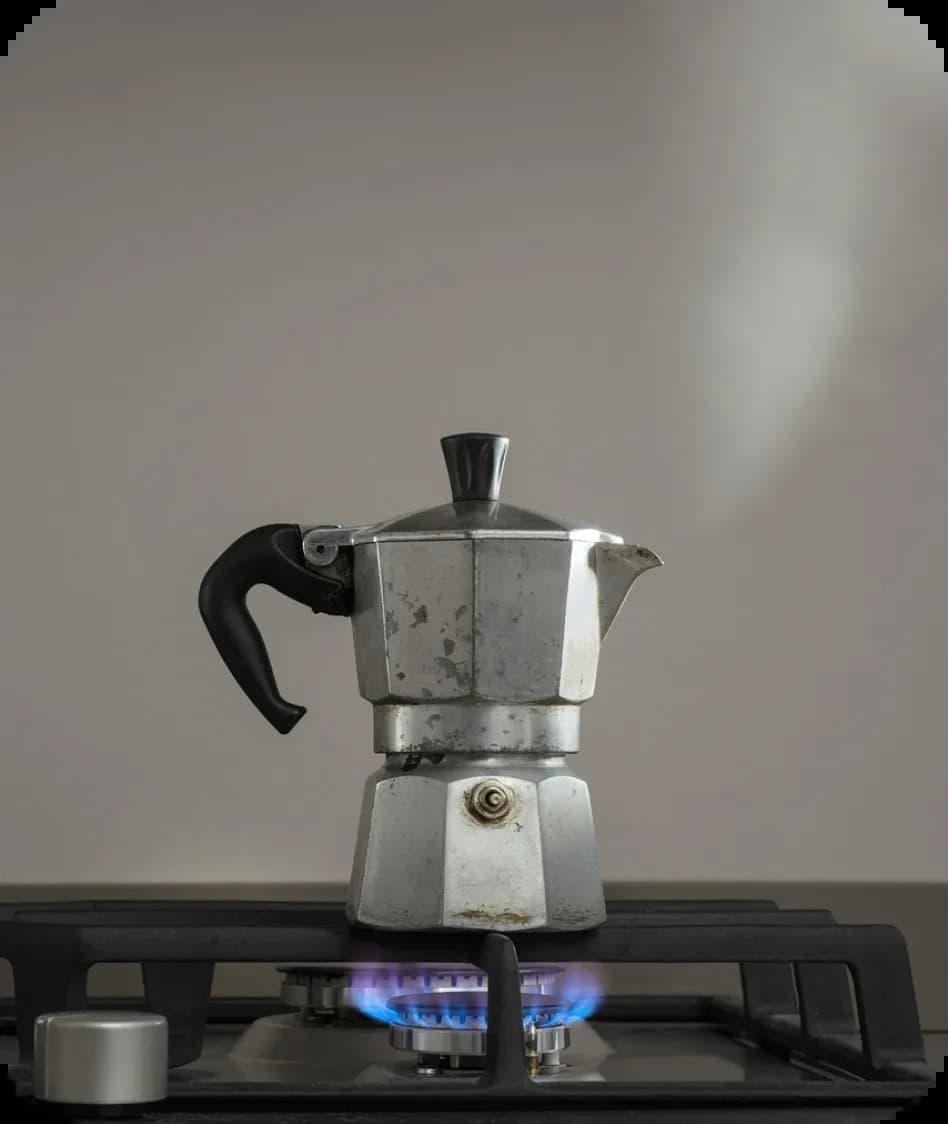 Cafetera haciendo café gracias a las tarifas de gas de Gana Energía